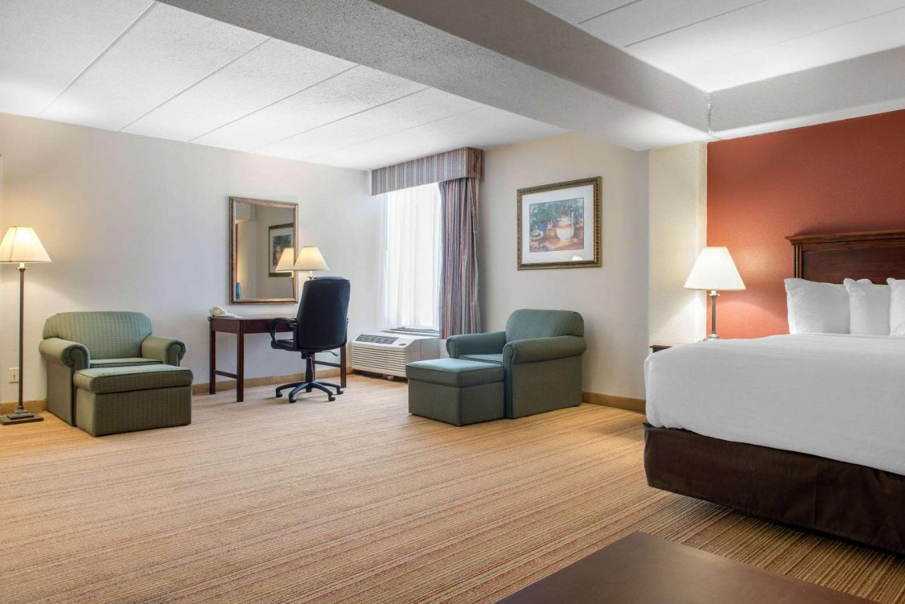 Clarion Hotel Indianapolis Exterior foto