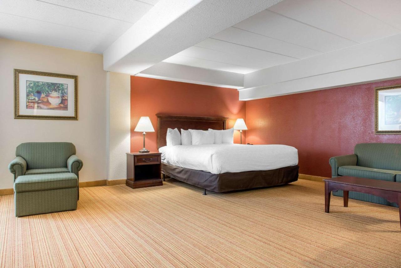 Clarion Hotel Indianapolis Exterior foto
