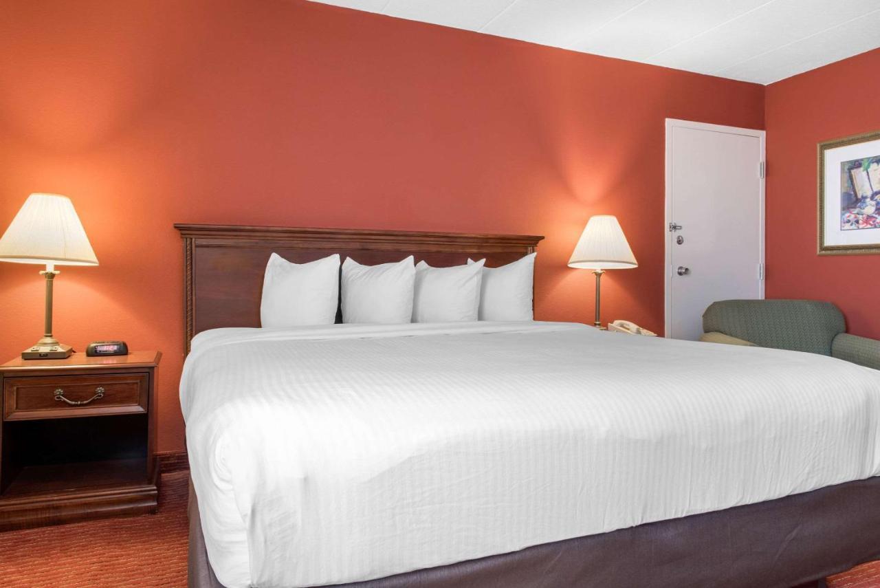 Clarion Hotel Indianapolis Exterior foto